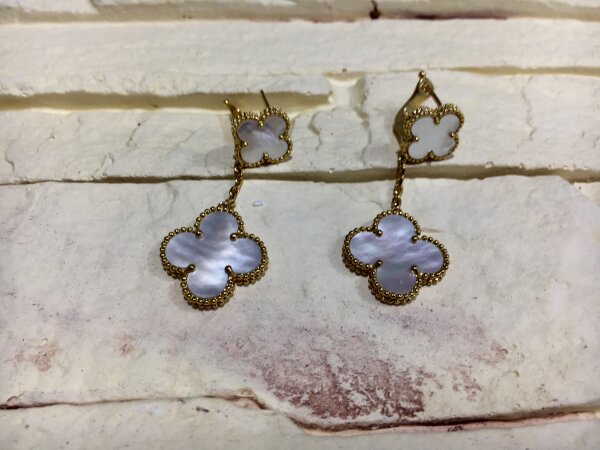 Серьги Van Cleef natural mother of pearl