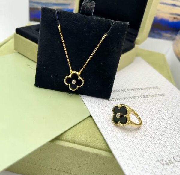Комплект в стиле  Van Cleef с ониксом и цирконом